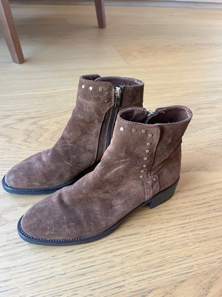 Botines ante tachuelas marrones