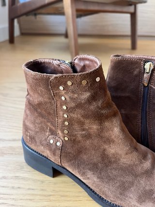 Botines ante tachuelas marrones