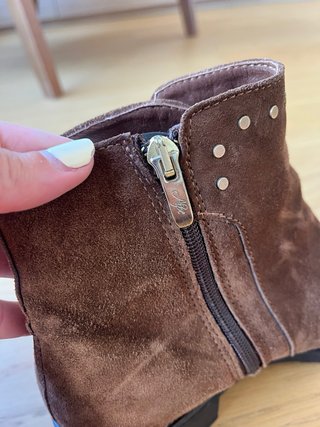 Botines ante tachuelas marrones