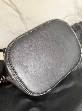 Bolso cubo CELINE piel negra herrajes dorados