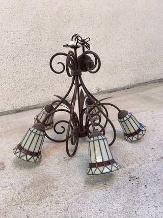 Lámpara de forja con tulipas Tiffany