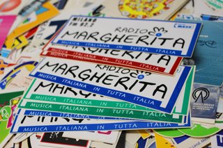 Pegatinas emisoras de radio extranjeras.