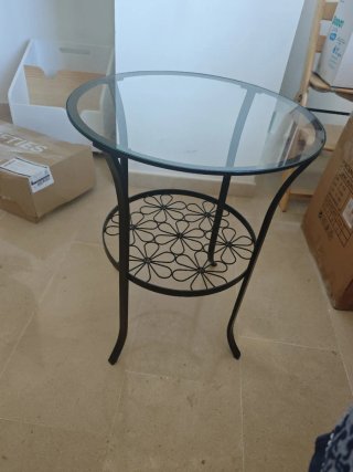 Mesa auxiliar metálica con tapa de cristal