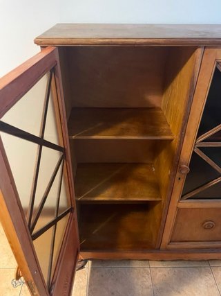 Aparador de madera con puertas de cristal