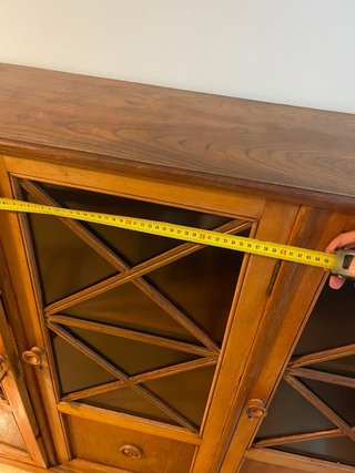 Aparador de madera con puertas de cristal