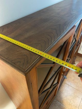 Aparador de madera con puertas de cristal