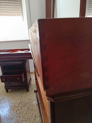 Dormitorio clásico de madera natural