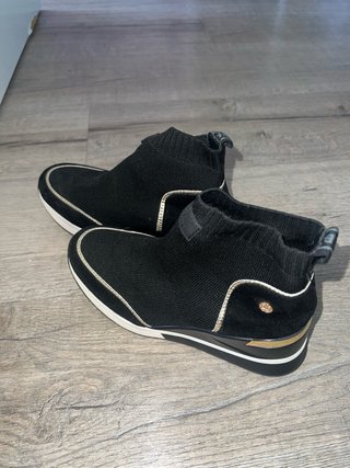 Zapatillas negras y doradas