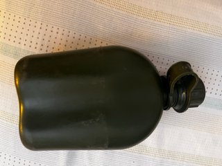 Cantimplora militar con cubilete y funda