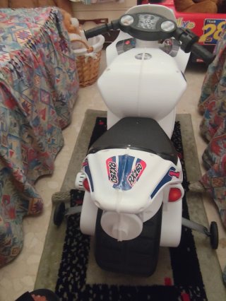 Moto eléctrica infantil blanca