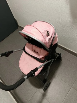 Carro de muñecas rosa