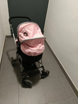 Carro de muñecas rosa