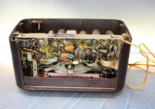 Radio de válvulas, transistor Philips Ibérica modelo BE-241-U. 1951.