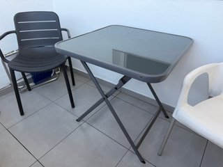 Mesa plegable terraza y 2 sillas