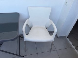 Mesa plegable terraza y 2 sillas