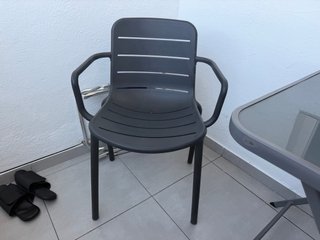 Mesa plegable terraza y 2 sillas