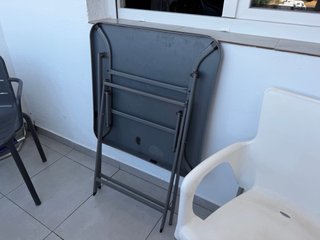 Mesa plegable terraza y 2 sillas