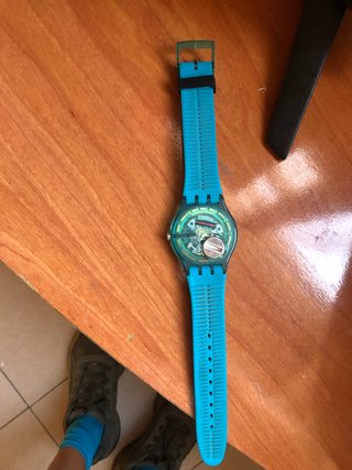 Reloj Swatch Azul con Día y Fecha