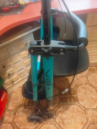 Andador Zen casi nuevo con asiento y cesta