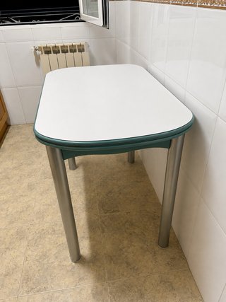 Mesa de cocina blanca y verde