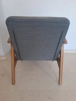 Sillón butaca gris SKLUM con estructura de madera