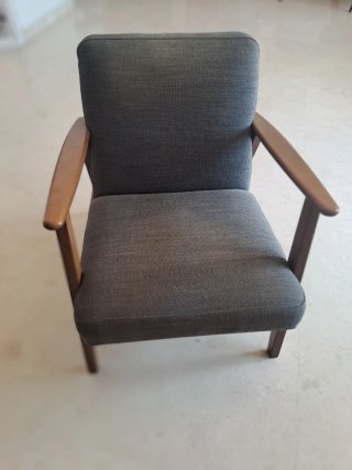 Sillón butaca gris SKLUM con estructura de madera