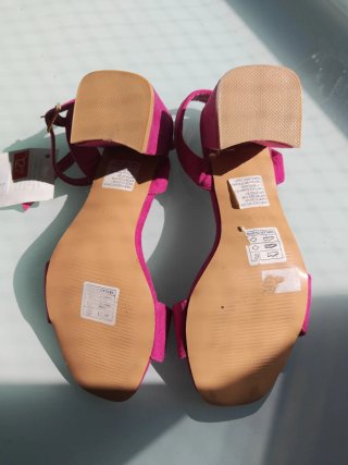 Sandalias tacón bajo ante fucsia