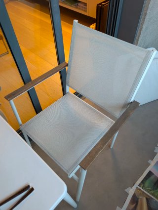 Mesita y sillas de jardín metal/plástico