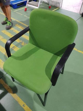 Mesa de comedor con 6 sillas verdes