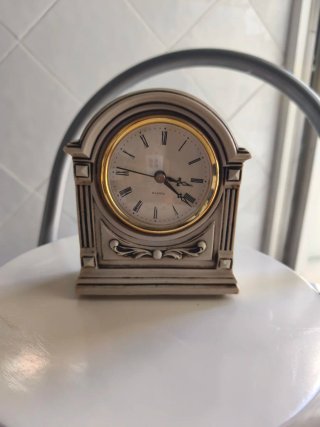 Reloj de mesa vintage beige y dorado