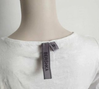 Camiseta blanca de manga corta de la marca Bershka