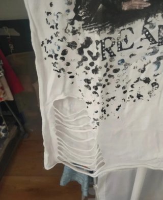 Camiseta blanca de manga corta de la marca Bershka