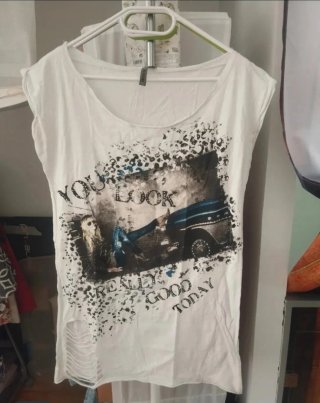 Camiseta blanca de manga corta de la marca Bershka