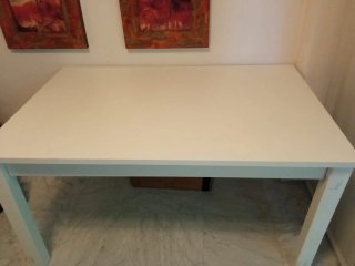 Mesa de comedor blanca de madera