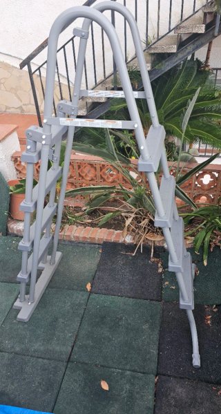 Escalera Bestway Gris Sin Uso