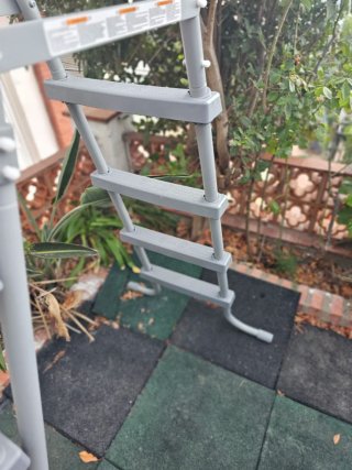 Escalera Bestway Gris Sin Uso