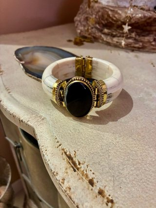 Pulsera Boho con Piedra Negra y Detalles Dorados