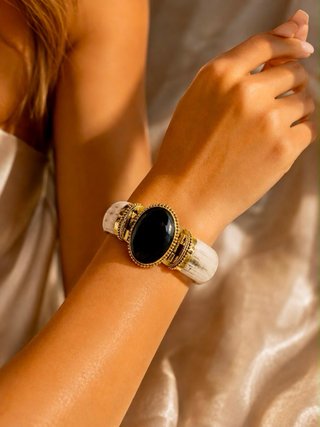 Pulsera Boho con Piedra Negra y Detalles Dorados