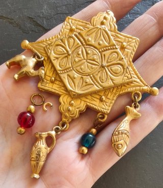 Broche Étnico Geométrico Dorado creador