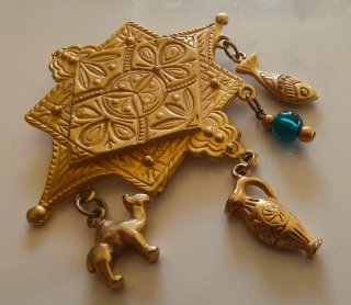 Broche Étnico Geométrico Dorado creador
