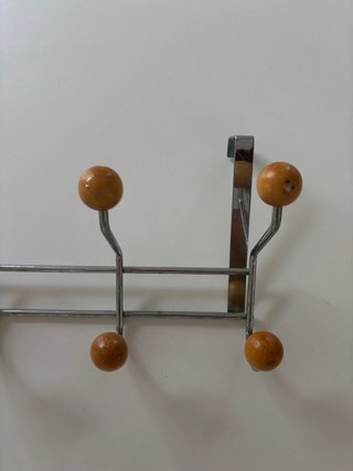 Perchero de puerta de metal y madera