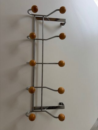 Perchero de puerta de metal y madera
