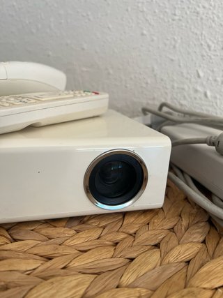 Proyector mini LG y 2 mandos a distancia
