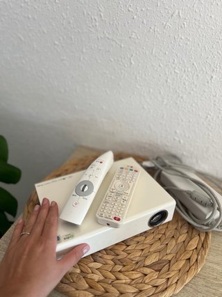 Proyector mini LG y 2 mandos a distancia