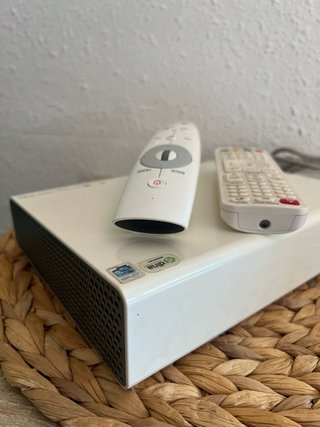 Proyector mini LG y 2 mandos a distancia