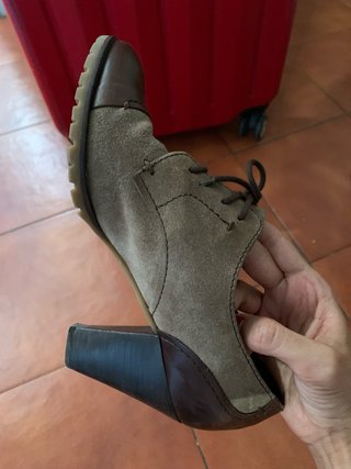 Zapatos tacón ancho beige y marrón
