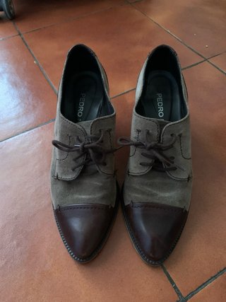 Zapatos tacón ancho beige y marrón