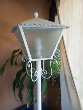 Farola de jardín blanca.