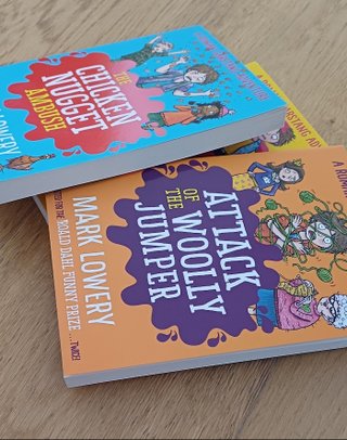 3 libros de la serie de mark lowery en ingles