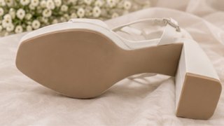 Zapatos de tacón Stradivarius blancos